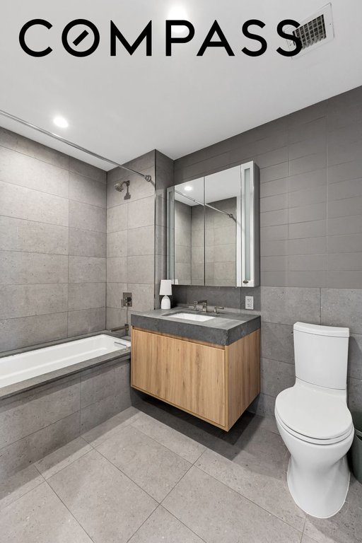 24-16 Queens Plaza South, Unit 17A photo 5