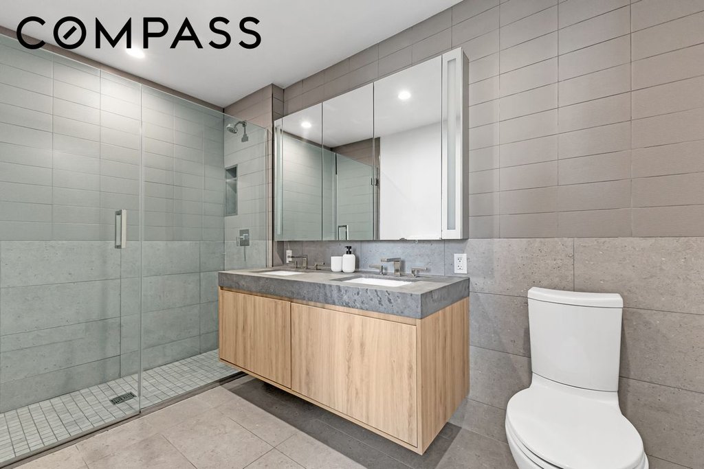 24-16 Queens Plaza South, Unit 17A photo 6