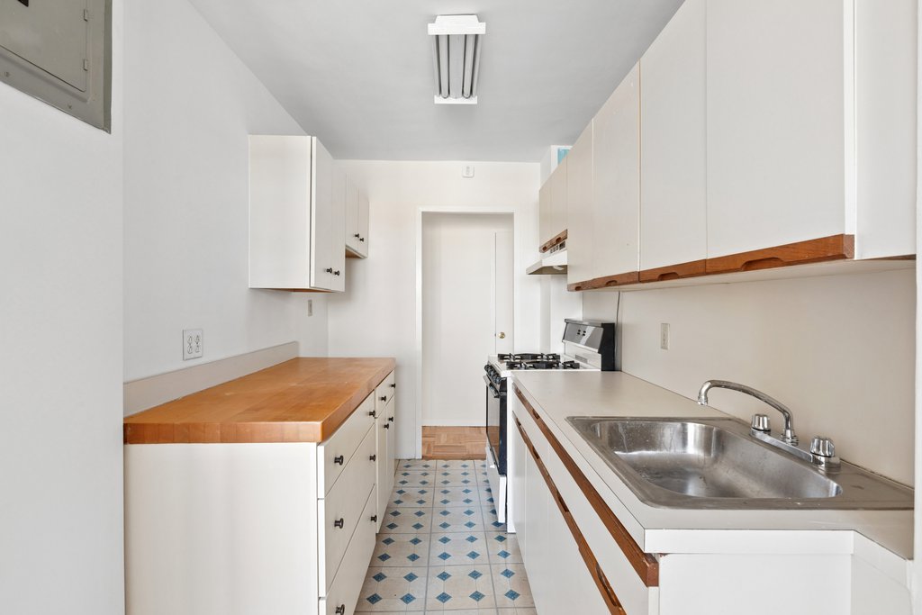 900 West 190th Street, Unit 8H photo 3