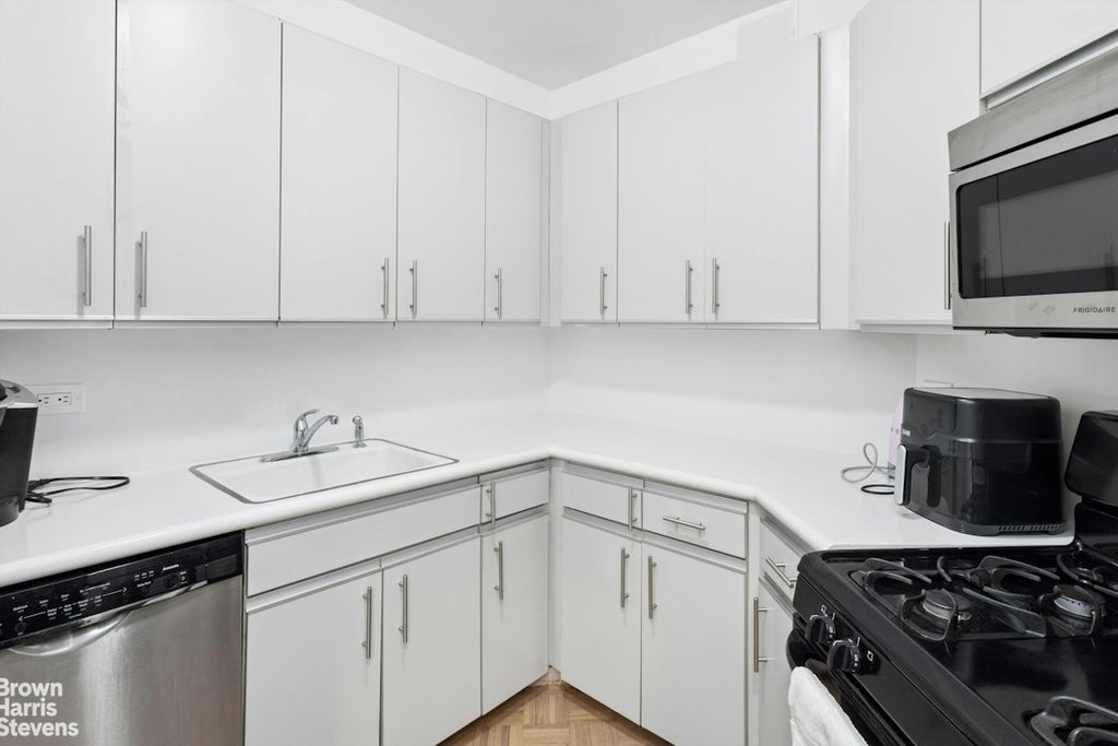 200 East 61st Street, Unit 11D photo 9