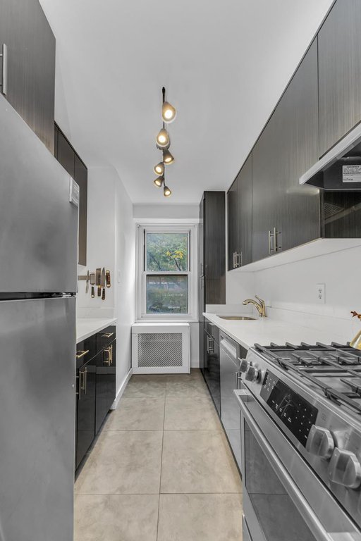 305 East 24th Street, Unit 4P photo 2