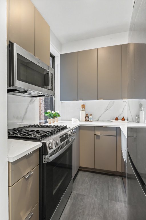 265 Riverside Drive, Unit 9D photo 6