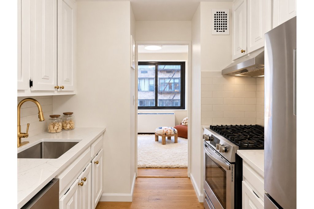 201 West 70th Street, Unit 6D photo 4