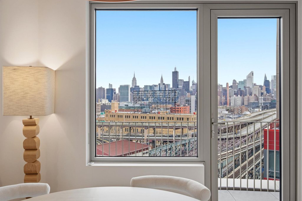 24-01 Queens Plaza North, Unit 1403 photo 2