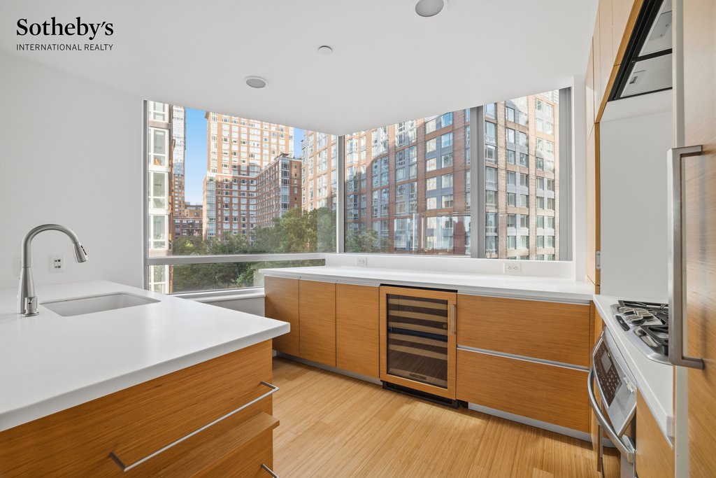 2 River Terrace, Unit 5R photo 4