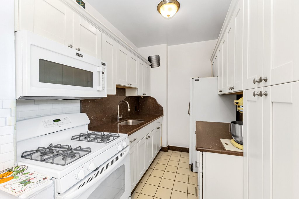 69-11 Yellowstone Boulevard, Unit A41 photo 4