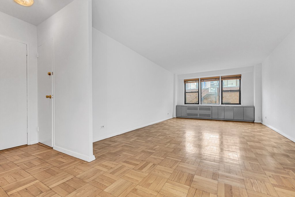220 East 54th Street, Unit 7L photo 3