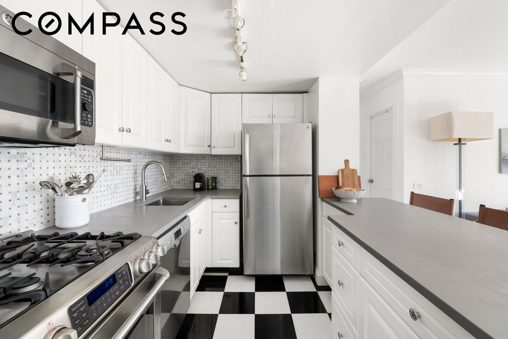 330 East 75th Street, Unit 14E photo 5