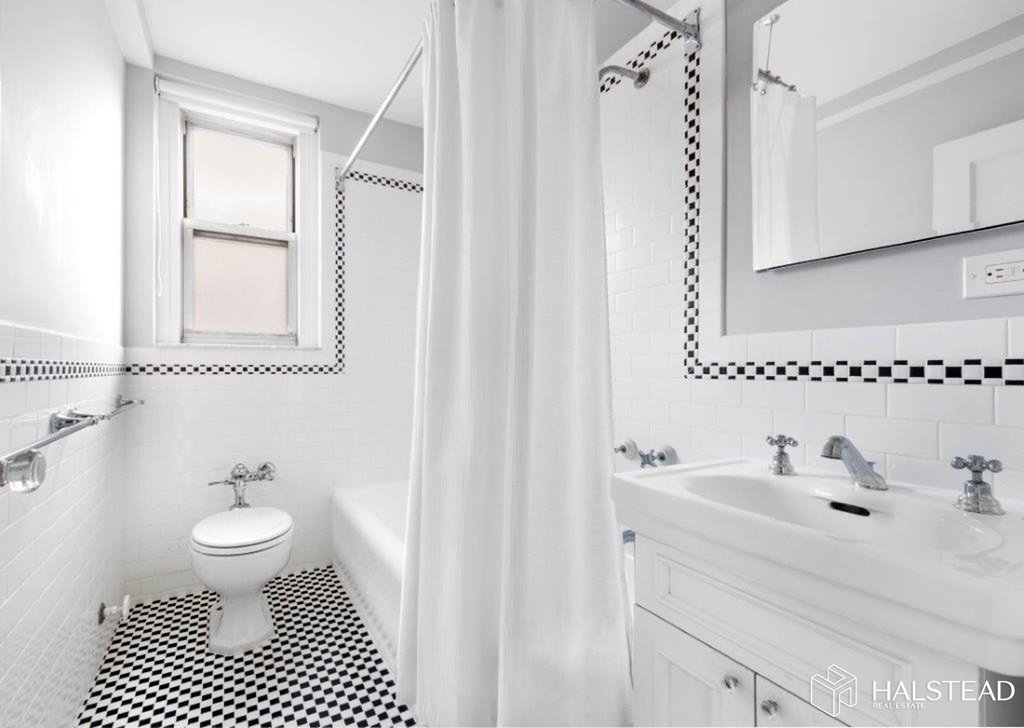 137 East 66th Street 4C in Lenox Hill For Sale