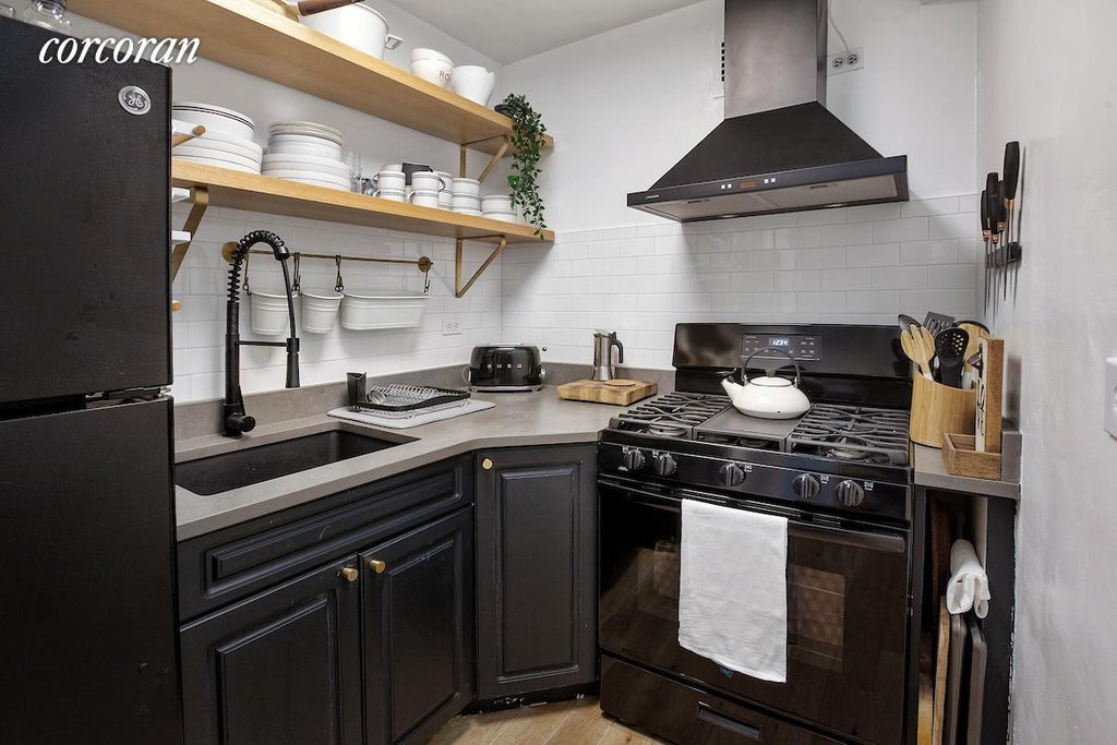 137 East 66th Street 4C in Lenox Hill For Sale